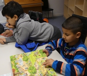Die Kinder lesen mit großem Interesse die übersetzten Geschichten;Foto: Jasmin Zikry