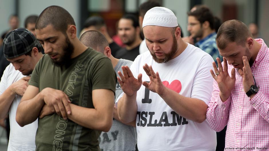 salafistische Anhänger Pierre Vogels beim gebet in Frankfurt am Main; Foto: dpa/picture-alliance