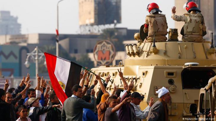 Egyptian military in solidarity with the demonstrators on Cairo′s Tahrir Square (photo: Reuters)