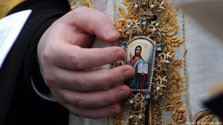 Bishop′s vestments bearing an icon of Jesus (photo: picture-alliance/dpa)