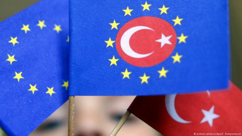 Flaggend er Europäischen Union und der Türkei vereint; Foto: dpa/picture-alliance
