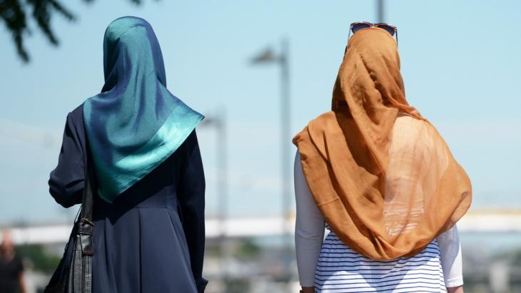 Muslim women wearing headscarves in Frankfurt am Main (photo: dpa/picture-alliance)