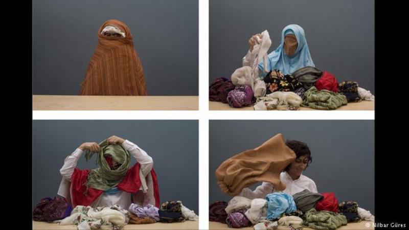 Unterm Kopftuch: Muslimische Frauen, die ihre Haare bedecken, sind keine Marionetten ihres Glaubens, meint Nilbar Güres. "Soyunma/Undressing" (2006) heißt ihre Videoperformance im Jüdischen Museum Berlin - hier vier Standbilder daraus.