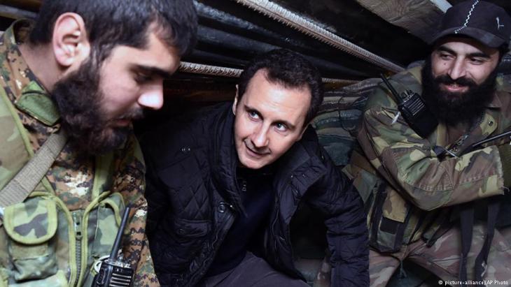 Assad visiting troops in East Damascus (photo: picture-alliance/AP)