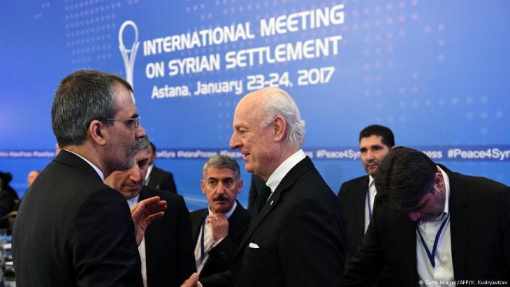 Der UN-Gesandte für Syrien, Staffan de Mistura, trifft die iranische Delegation während der ersten Verhandlungsrunde in Astana. 