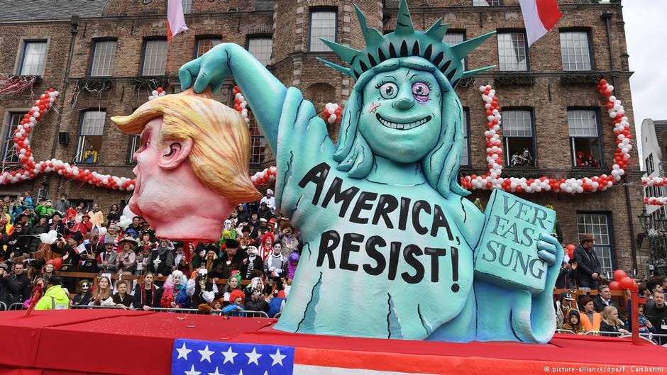 Drastische Satire in Düsseldorf Die New Yorker Freiheitsstatue leistet Widerstand gegen Präsident Trump Foto_Picture.alliance dpa 