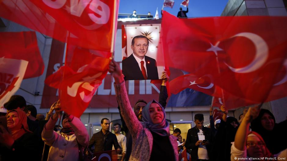 Jubelnde Anhänger Erdoğans nach dem Volksentscheid; Foto: picture-alliance/AP