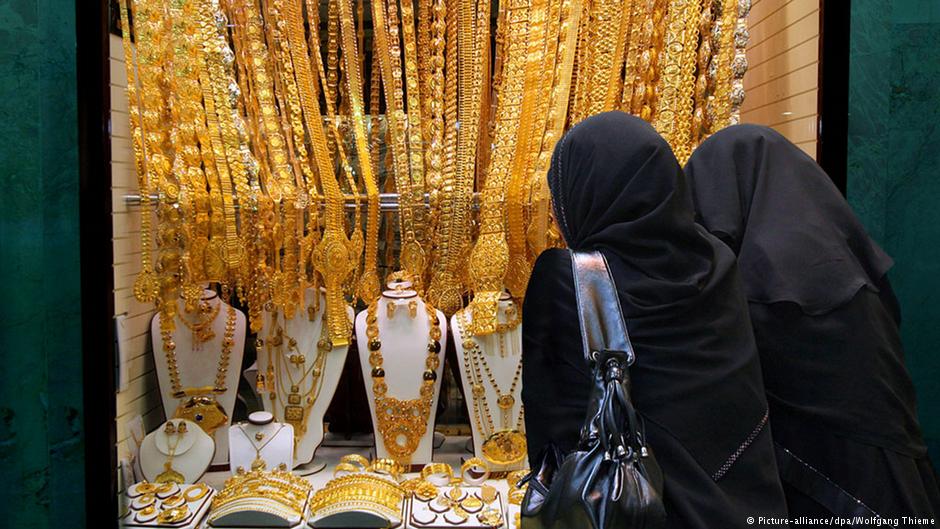 Frauen betrachten Auslage in einem der Geschäfte der Gold-Souks von Dubai; Foto: dpa/picture-alliance
