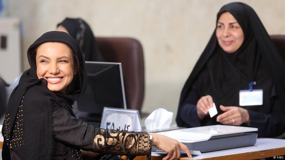 Eine junge Frau registriert sich als Kandidatin für die iranischen Präsidentschaftswahl; Foto: FARS