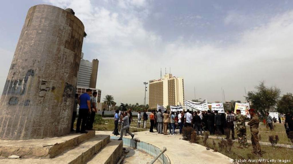 ساحة الفردوس ببغداد، في الصورة قاعدة إسمنتية لتمثال صدام حسين الذي أسقطه الجيش الأمريكي في 9 نيسان 2003.