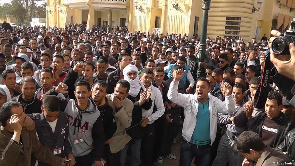Junge Männer demonstrieren im südalgerischen Ouargla gegen Armut und Arbeitslosigkeit; Foto: Faiza Souici