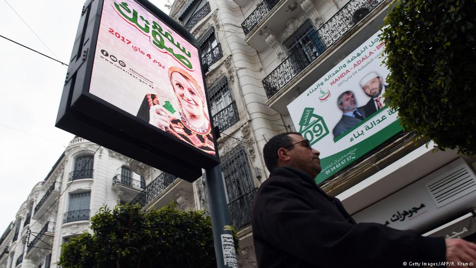In  Algiers wird die Bevölkerung auf Wahlplakaten aufgefordert, zur Parlamentswahl zu gehen; Foto: Getty Images/AFP