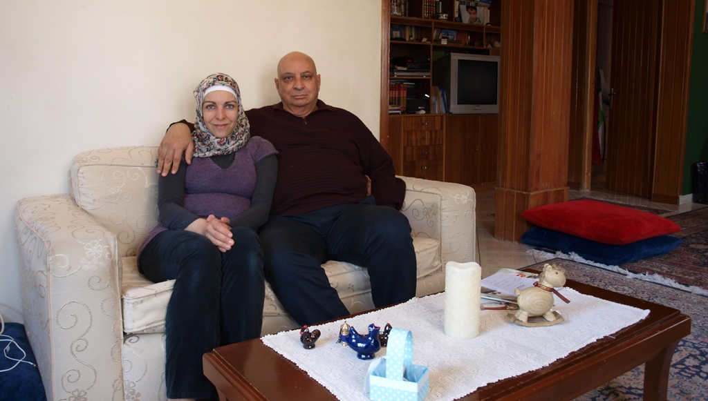 Naim Elghandour und seine Frau Anna in ihrer Wohnung in Athen; Foto: Mey Dudin