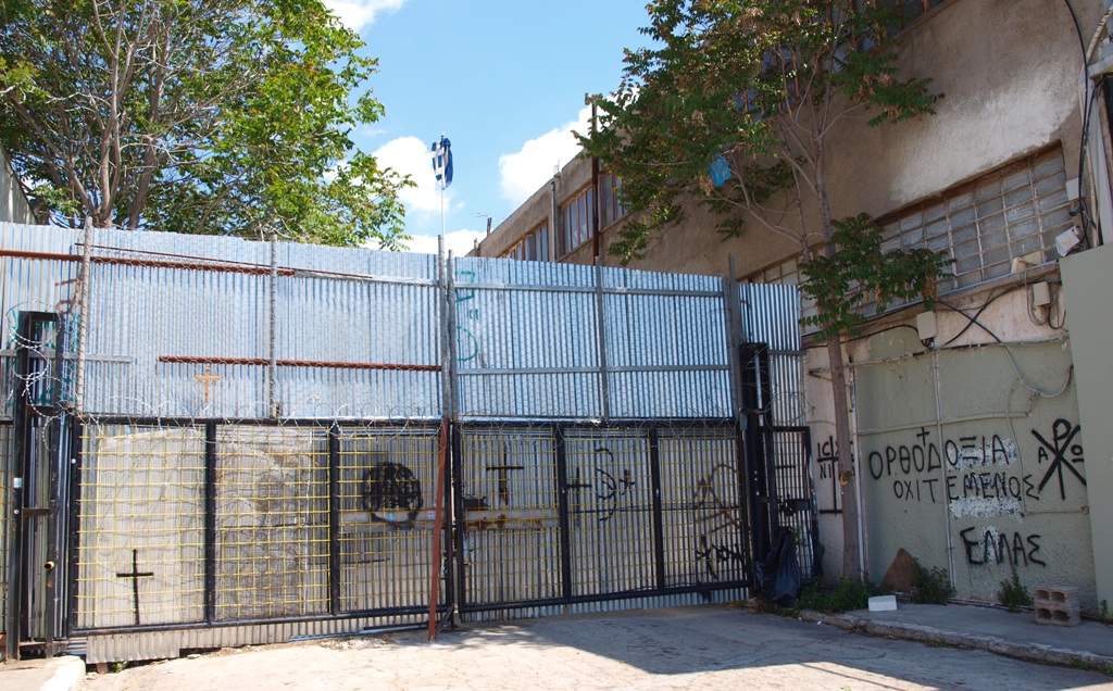 Verriegeltes Tor, das die Sicht auf die Moscheebaustelle in Athen versperrt; Foto: Mey Dudin