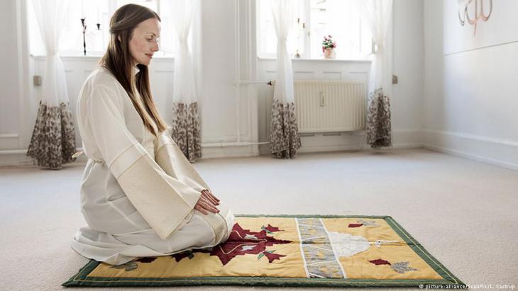 Sherin Khankan praying in the women′s mosque in Copenhagen (photo: picture-alliance)
