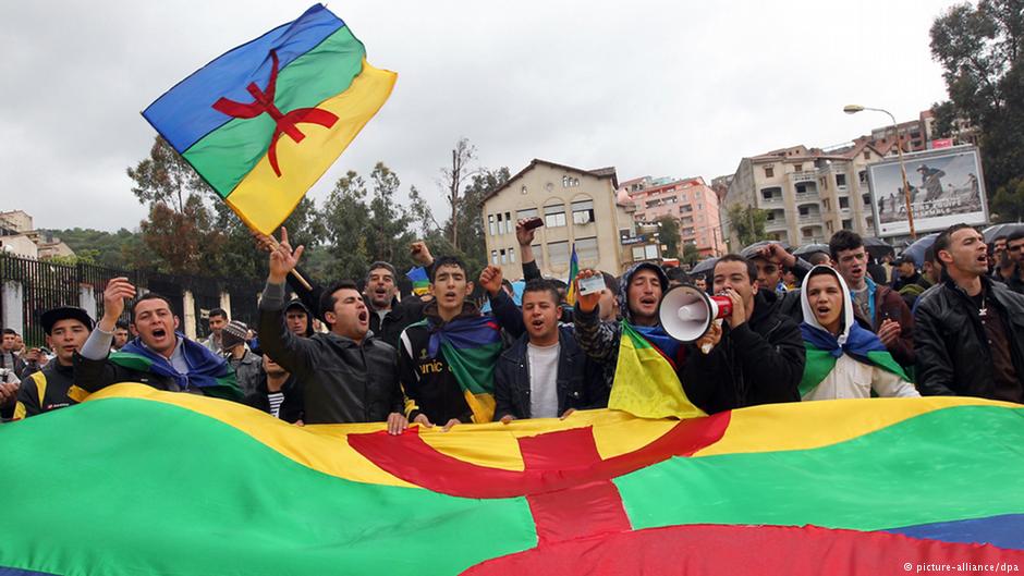 Aktivisten der algerischen Berberbewegung demonstrieren im algerischen Tizi Ouzou; Foto: picture-alliance/dpa