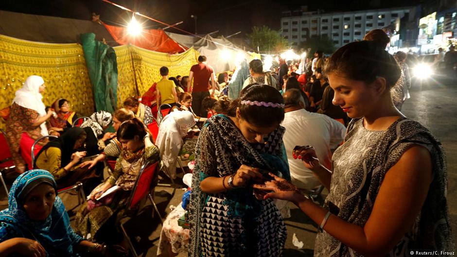 Frauen lassen sich in Islamabad, Pakistan, die Hände mit Henna bemalen, 6.07.2016; Foto: Reuters/C. Firouz