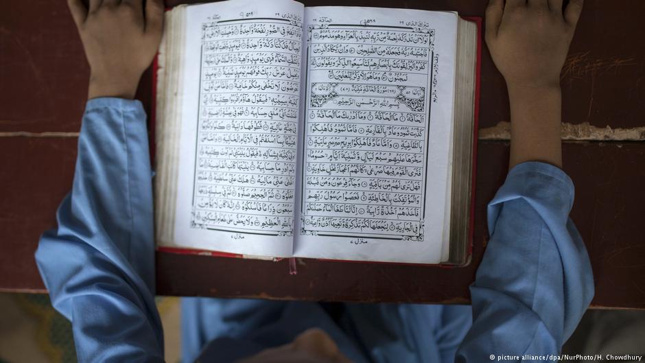 Junge liest in einer Madrassah in Old Dakha (Bangladesch) den Koran; Foto: picture-alliance/dpa
