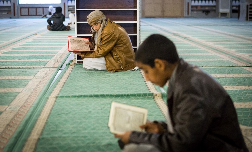 Zwei Jungen lesen in der Makki-Moschee im Koran; Foto: Philipp Breu
