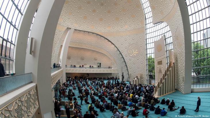 View of the domed hall, DITIB Central Mosque Cologne (photo: picture-alliance/dpa)