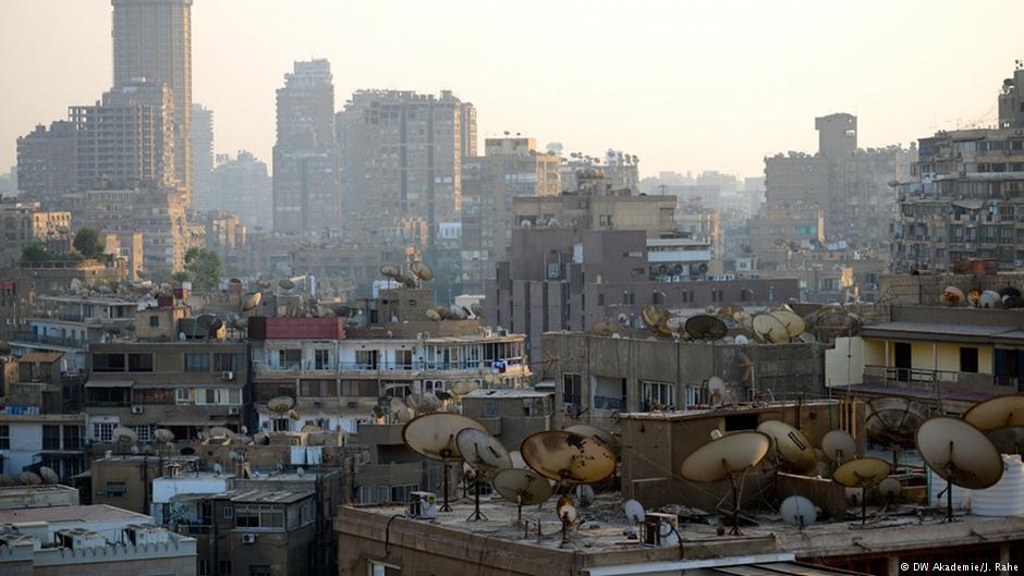 صحون استقبال البث التلفزيوني الفضائي (الساتالايت) على سطوح مباني في القاهرة. 