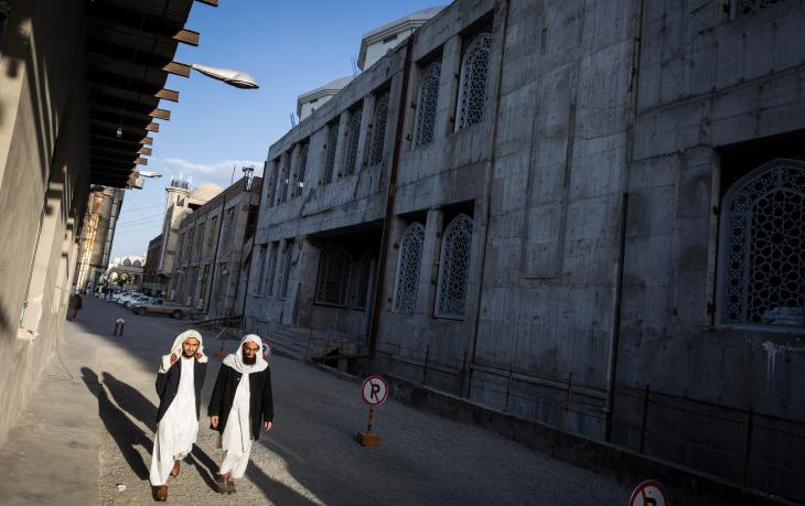 Two students from Jamiah Darul Uloom University stroll past the Makki Mosque building site in Zahedan (photo: Philipp Breu)