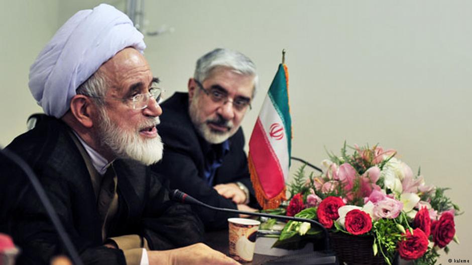 Mehdi Karrubi (v.) und Mir Hossein Mussawi (h.) in teheran während einer Perssekonferenz; Foto: kaleme