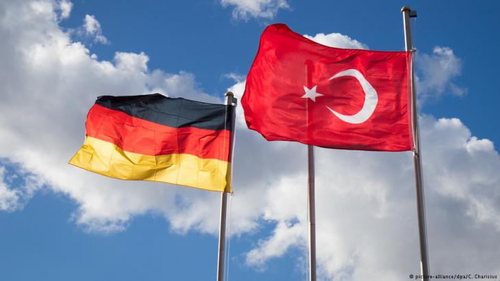 Symbolic image of German and Turkish flags (photo: picture-alliance/dpa)