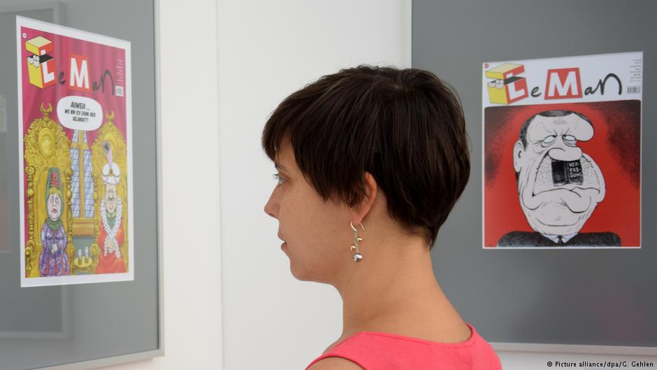 Frau betrachtet Karikatur in der Caricatura-Galerie in Kassel; Foto: dpa/Göran Gehlen