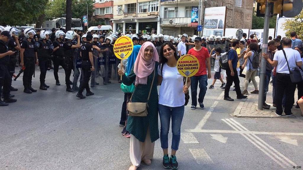 Hinter dem Polizeikorridor: Demonstranten der prokurdischen Partei HDP. Foto: DW