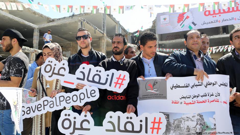 Palestinian people hold banner during the #SavePalPeople social media campaign in Gaza, April 2017 (photo: picture-alliance/NurPhoto/M. Faiz)