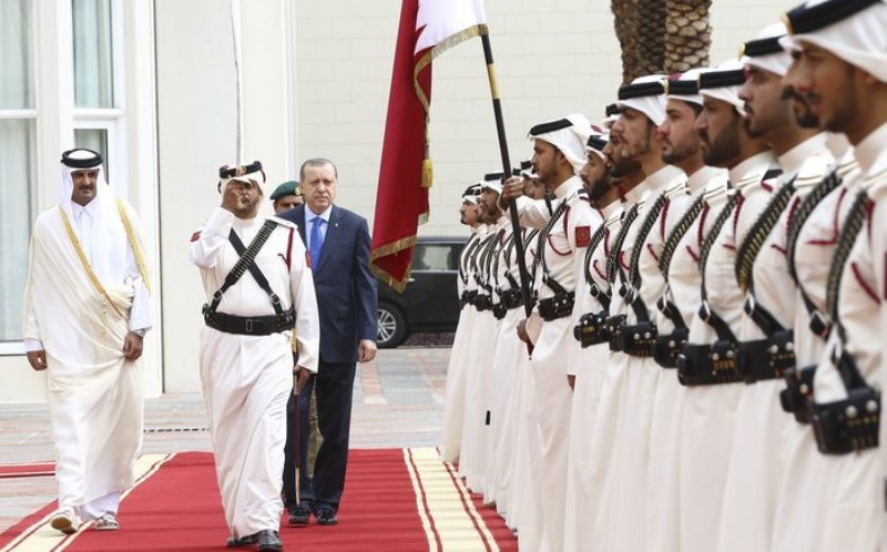Recep Tayyip Erdoğan mit dem qatarischen Emir Scheich Tamim bin Hamad Al Thani (l.) am 15.2.2017 in Doha; Foto: Anadolu Agency