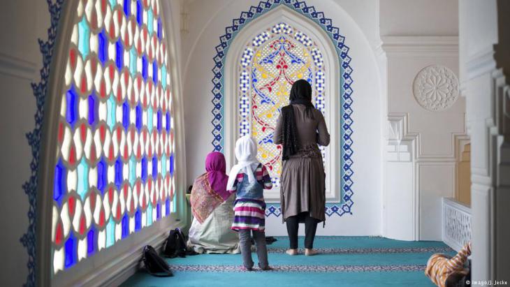 Muslims pray during Ramadan in the Sehitlik Mosque, Neukolln, Berlin (photo: Imago/J. Jeske)