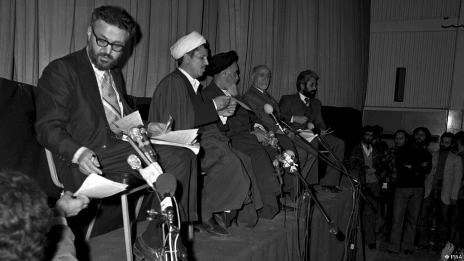 Ebrahim Yazdi (l.) neben Rafsandschani, Khomeini und  Bāzargān; Foto: Irna