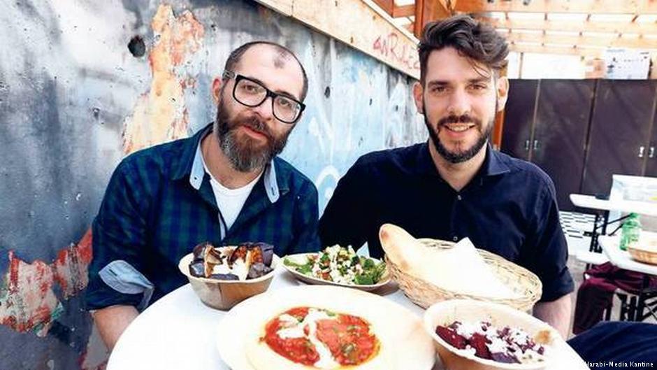 Kartoffelpuffer mit Tahini: Oz Ben David und Jalil Dabit betreiben das Hummus-Restaurant "Kanaan" in Berlin; Foto: DW