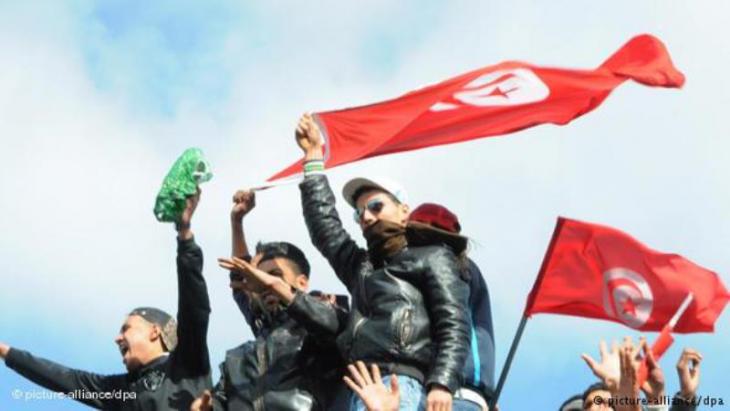 Tunisian demonstrators protest against the Ben-Ali regime in Tunis (photo: dpa/picture-alliance)