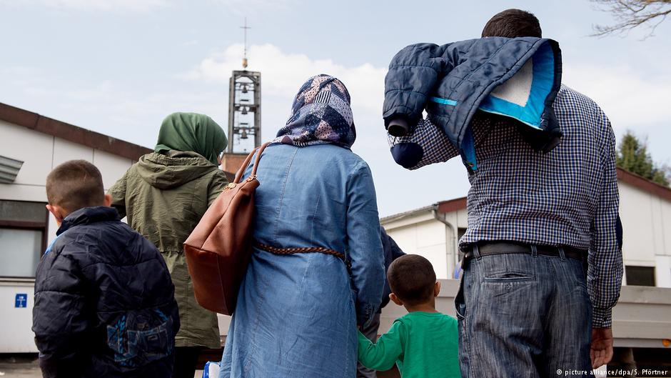 Geflüchtete syrische Familie bei ihrer Ankunft im Grenzdurchgangslager Friedland im Landkreis Göttingen; Foto: dpa/picture-alliance
