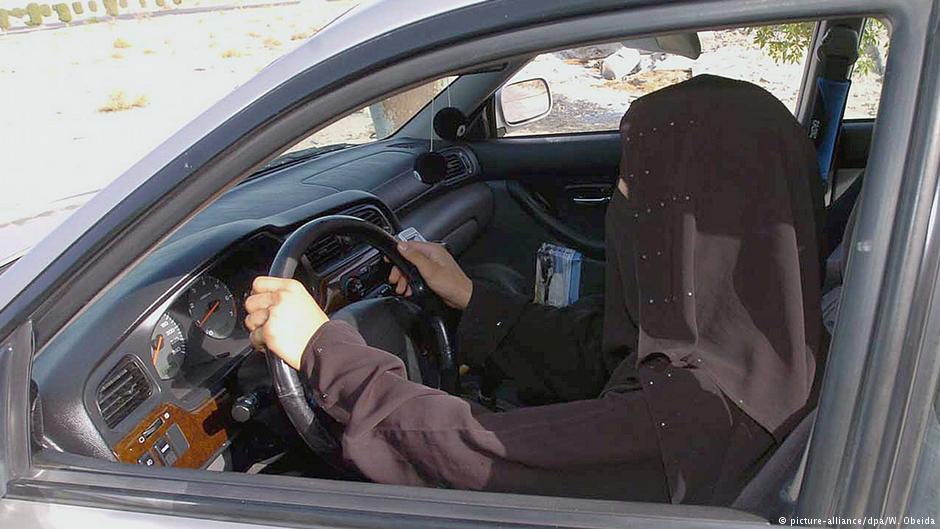 Saudische Frau am Steuer; Foto: picture-alliance/dpa
