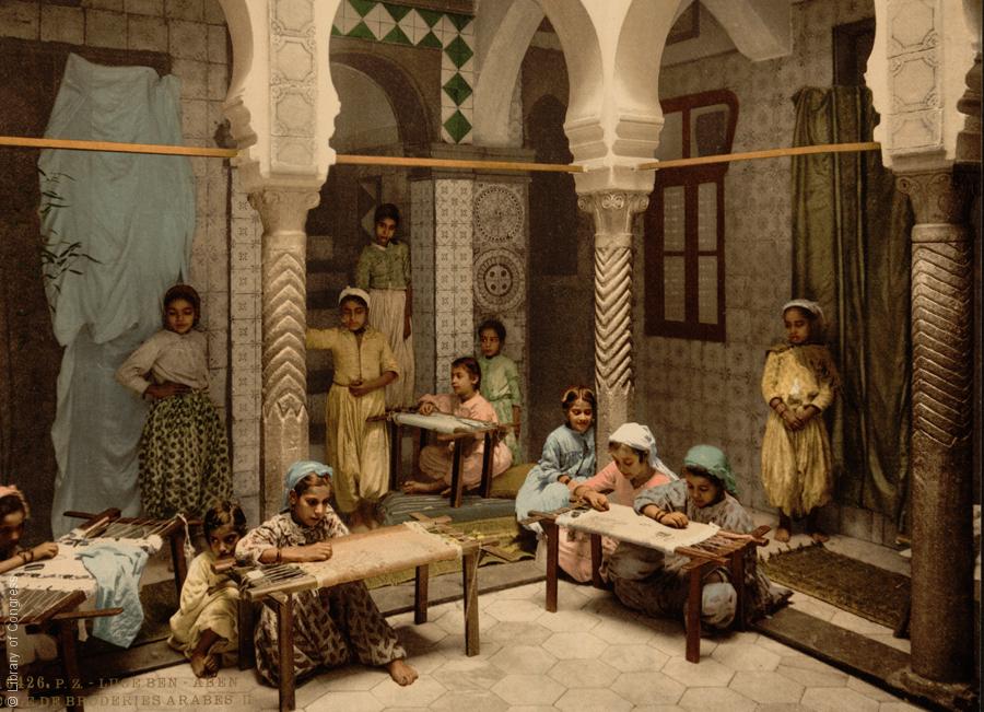 Die Luce Ben Aben Schule für arabische Stickerei, Algiers, Algerien, 1899; Foto: Raseef22 