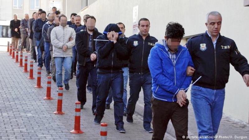Mutmaßliche Gülen-Anhänger werden in Istanbul von der Polizei abgeführt; Foto: picture-alliance/AP/O. Duzgun