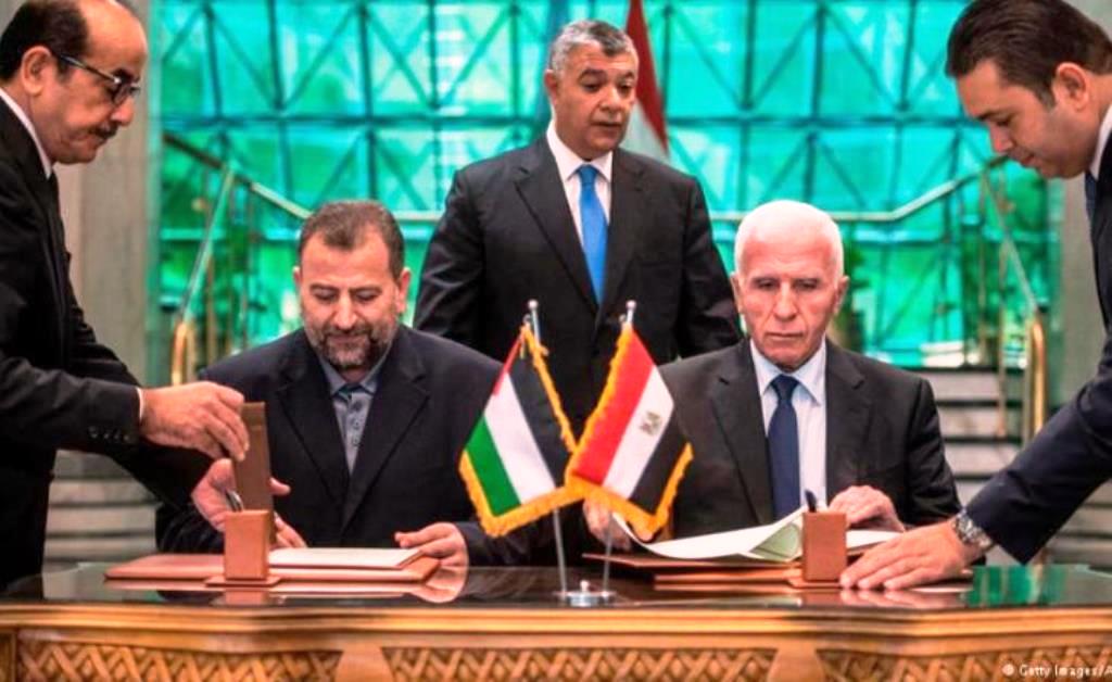 Vertreter der beiden Palästinenserorganisationen Hamas und Fatah haben in Kairo ein Abkommen zur Versöhnung unterzeichnet. Foto: AFP/Desoki