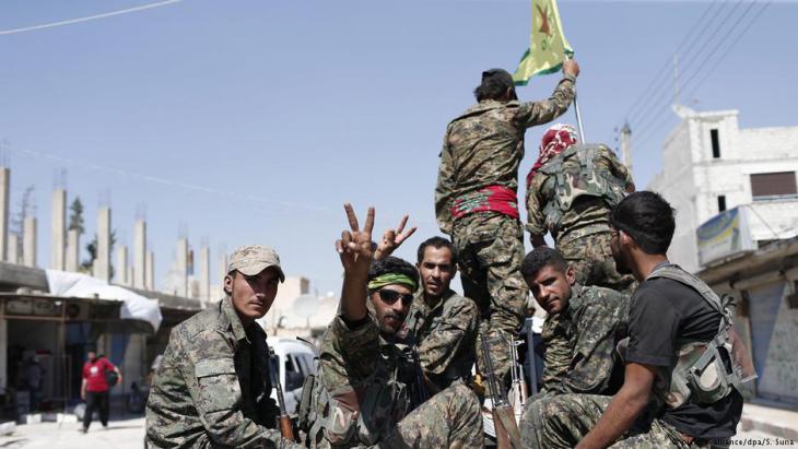 Kurdish People′s Protection Units in the Syrian town of Raqqa (photo: picture-alliance/dpa)