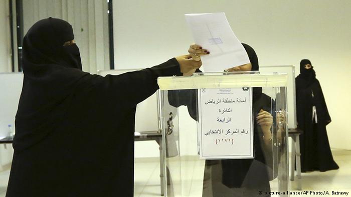 Saudi women voting (photo: picture-alliance/AP Photo/A. Batrawy)