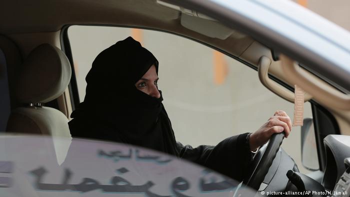 Saudi woman at the wheel of a car (photo: picture-alliance/AP Photo/H. Jamali)