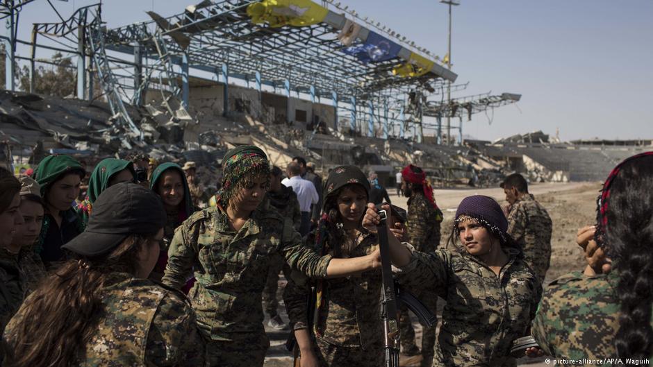 مقاتلات كرديات من قوات "سوريا الديمقراطية" إثر تحرير الرقة من قبضة "داعش"
