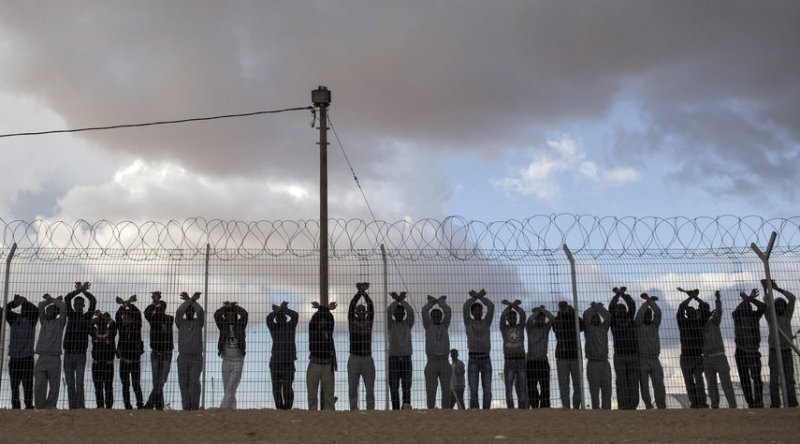 Afrikanische Flüchtlinge im israelischen Haftlager Cholot; Foto: dpa