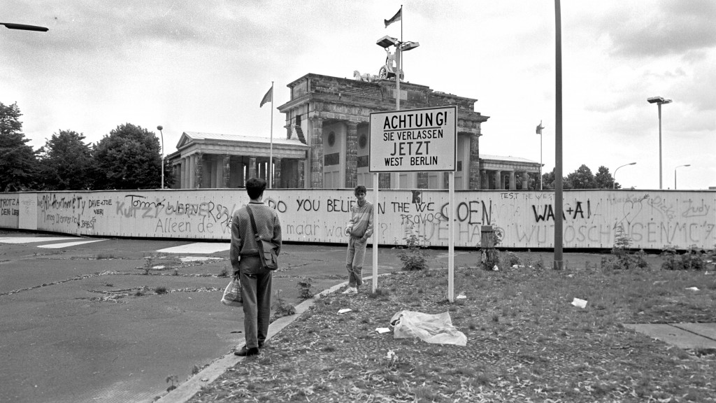 Die Berliner Mauer am Brandenburger Tor im Jahr 1987; Foto: picture alliance / dpa