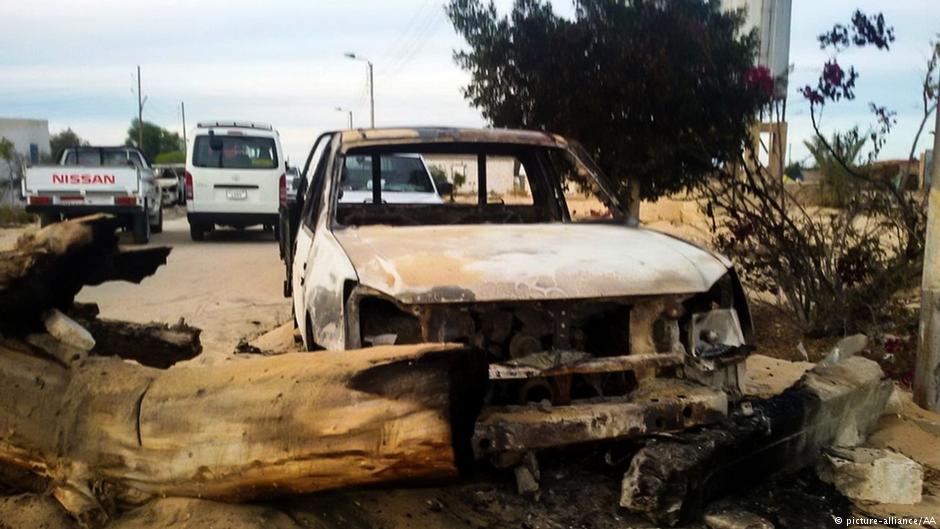 Autowracks im Dorf Rawda im Nordsinai nach dem Anschlag der Dschihadisten; Foto: picture-alliance/AA