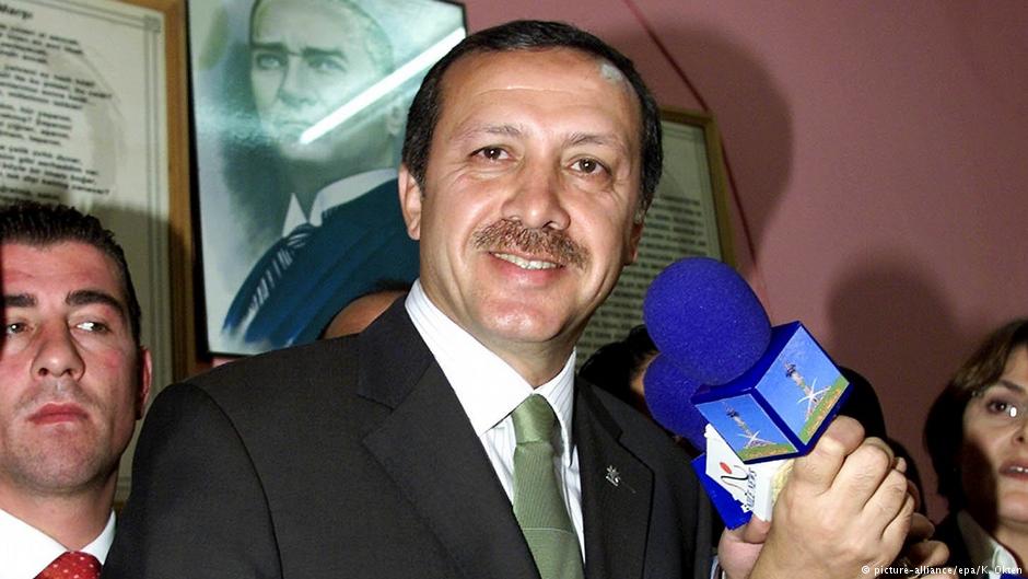Recep Tayyip Erdoğan nach dem Wahlsieg seiner AKP im Jahr 2002; Foto: picture-alliance