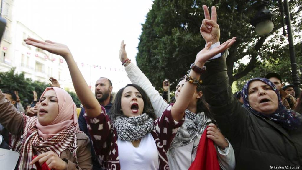 تونسيات يتظاهرن ضد الفساد ويطالبن بمزيد من الإصلاح. الصورة: رويترز، ز السوسي
